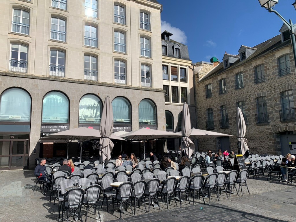 Terrasse du Delirium Café, place des Lices à Rennes, au cœur du centre historique.