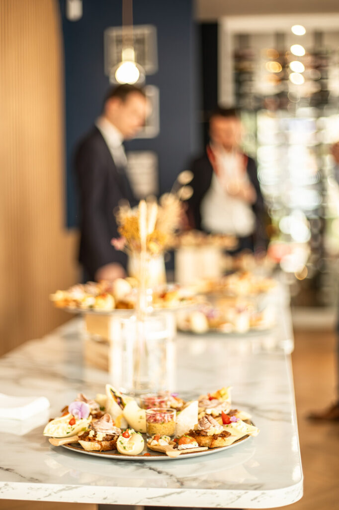 Monsieur Arthur à Rennes privatise sa salle de restaurant pour vos soirées de gala en format cocktail.